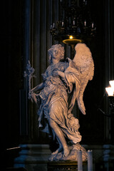 Atemberaubende Statue eines Engels in der Basilika, hoher Kontrast und dunkle Beleuchtung, schöne religiöse Kunst, heilige Architektur - obrazy, fototapety, plakaty