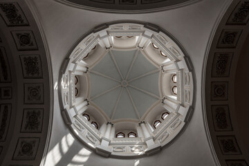 Obraz premium A large dome with a white ceiling