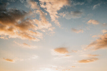 Obraz premium Wolken bei Sonnenuntergang mit schöner Farbe