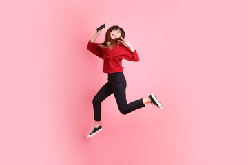20s woman in red t-shirt