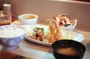 日本のノスタルジー溢れる定食屋による海老フライと生姜焼きの盛り合わせランチ