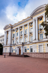 Fototapeta premium A large building with white pillars and a blue sign on the front