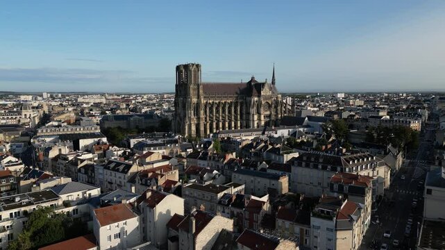 Cath&eacute;drale de Reims, le matin &agrave; l'automne avec un drone.