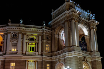 Obraz premium A large building with a green light on it