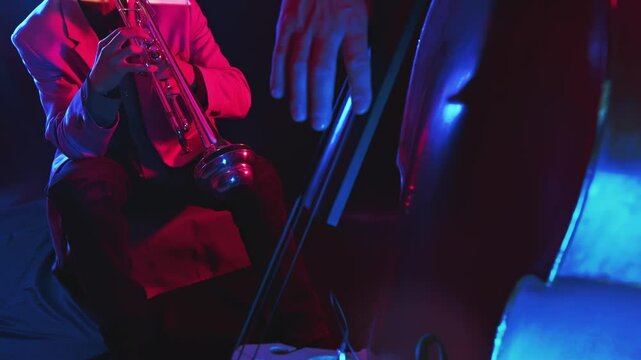 Trumpet and double bass duet
トランペットとコントラバスのデュオ演奏
