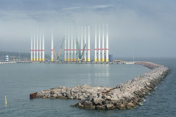 Viele Masten für Windenergieanlagen stehen im Hafen von Bornholm