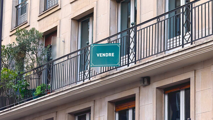 Une affiche d'appartement à vendre.