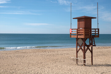 Torre de socorrista con la playa en calma