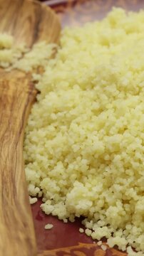 couscous, en gros plan, dans une assiette