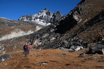 Amazing views on trekking to Kongma La Pass 5535 m with silhouettes of trekking people, from Dingboche to Lobuche. Everest Base Camp trek. Himalayas, Nepal