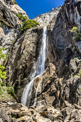 Obraz premium A waterfall is flowing down a rocky cliff