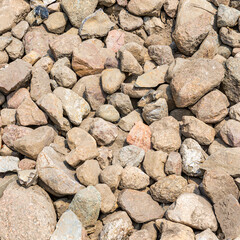 Ansammlung von Steinen von einem Feld vor der neuen Bewirtschaftung oder aussaat