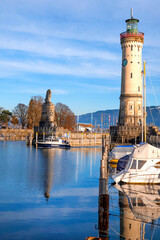 Lindau am Bodensee, Hafeneinfahrt mit Löwe