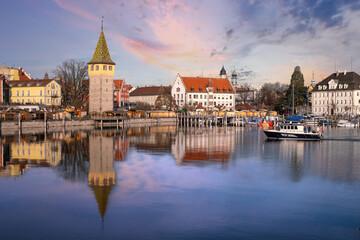Obraz premium Lindau am Bodensee, Hafen mit Mangturm