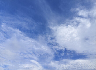 Majestic Blue Sky with Elegant Cloud Patterns