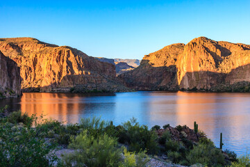 Obraz premium A beautiful lake surrounded by mountains