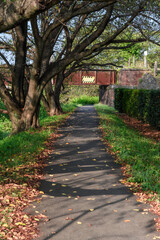 高さ制限の鉄橋を潜る河川敷の遊歩道