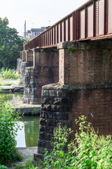 老朽化した錆びた鉄橋の遺構