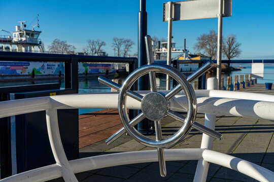 Modernes Schiffssteuerrad-Denkmal am Hafen von Si&oacute;fok, Balaton, Ungarn