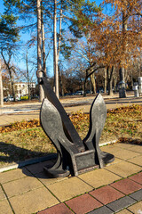 Alte Schiffsanker-Skulptur im Park von Siófok, Ungarn