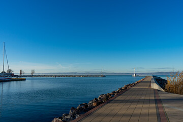 Hafenpromenade am Balaton mit Leuchtt&uuml;rmen und klarem blauem Himmel in Si&oacute;fok, Ungarn