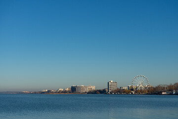 Blick auf den Balaton mit Riesenrad und moderner Architektur in Si&oacute;fok, Ungarn