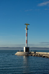 Goldene Engelsstatue auf Säule am Seeufer des Balaton in Siófok, Ungarn
