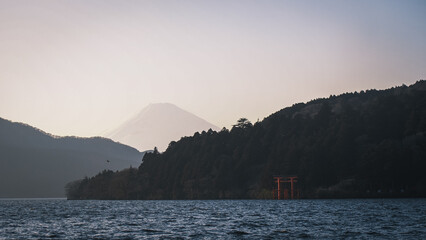 Hakone - vista do Torii Heiwa, monte fuji ao fundo e o lago Ashi no Japão