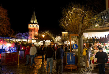 Naklejka premium Lindau am Bodensee, Bodenseeweihnacht (Weihnachtsmarkt am Hafen mit Mangturm