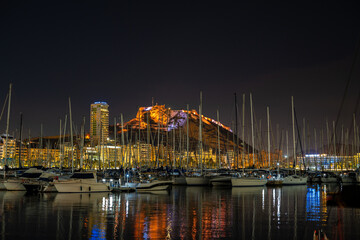 Vistas nocturnas al castillo Santa Barbara desde puerto de Alicante