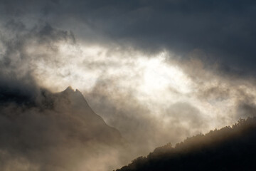 Montagnes depuis Laruns, Pyrénées, soleil qui traverse les nuages le matin.