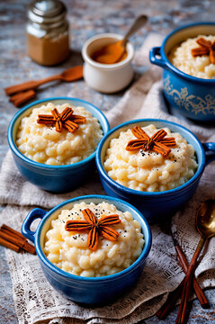 Tradycyjny budyń ryżowy z puree z dyni i cynamonem w ceramicznych miseczkach

