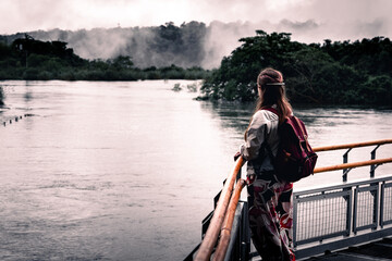 Mujer viajera contemplando el río en el Parque Nacional Iguazú, Argentina. Contemplación en las...