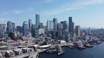 Obraz premium Aerial View of a Vibrant Modern City Skyline Near Waterfront