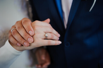 Obraz premium Intimate Moment Highlights Wedding Rings in Elegant Ceremony