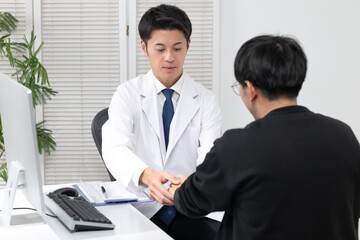 診察をする医師