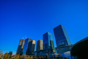Fototapeta premium 青空と高層ビルの都市風景