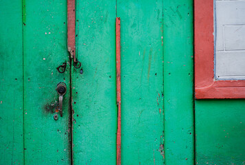Casa tradicional con revestimiento de madera pintada en múltiples colores - foto de stock 