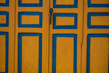 fondo fachada de una casa tradicional en madera pintada de colores 