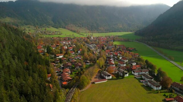 Bayrischzell Gemeinde in Bayern, Deutschland Luftaufnahme im Herbst. Aerial view of small town Bayrischzell in Bavaria, Germany in autumn in sunny weather surrounded by Alps. Urlaub in Oberbayern. 