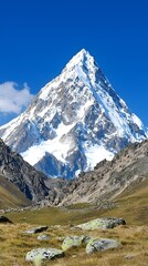 Obraz premium Majestic Snow-Capped Mountain Peak Under Clear Blue Sky