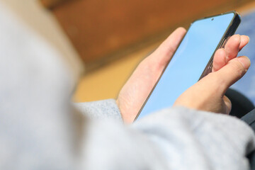 スマートフォンを操作している女性