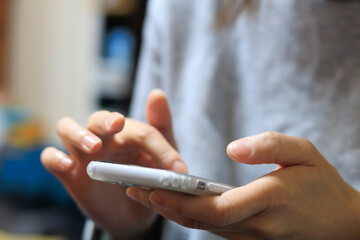 スマートフォンを操作している女性