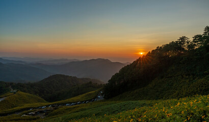 Obraz premium Natural landscape sunset sky on top of mountain and valleys.