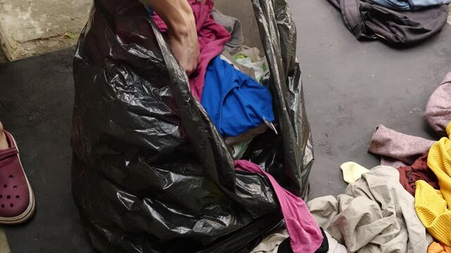 Throw clothes in the landfill. The problem of fast fashion and textile waste