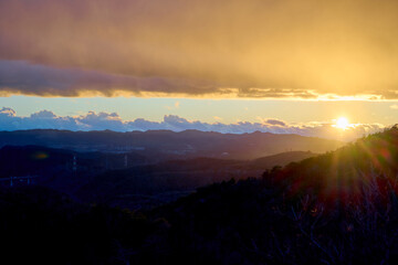 雲の間から見える夕日と青空