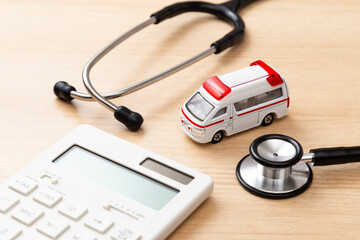 聴診器と救急車と電卓 © years