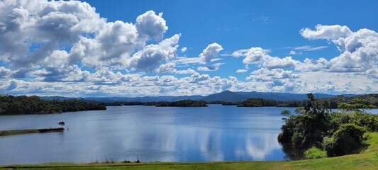 Naturaleza azul entre copos blancos