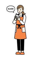 スマホでクリック操作をする主婦　全身