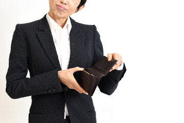 財布を持ち困るスーツ姿の中高年の女性